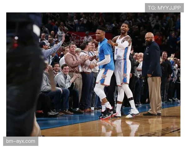 威斯布鲁克连续突破拉开球队关键时刻进攻差距